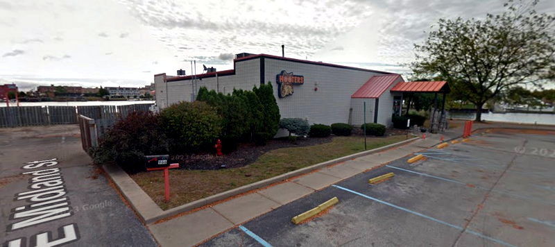 Hooters - Bay City - 966 E Midland St (newer photo)